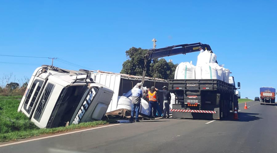 Caminhão tomba na BR-376 e interdita parcialmente o trânsito no sentido Ponta Grossa a Curitiba