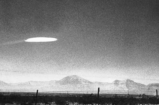 URGENTE: Ex-oficial de Inteligência dos EUA confirma existência de alienígenas e posse de OVNIs pelo governo