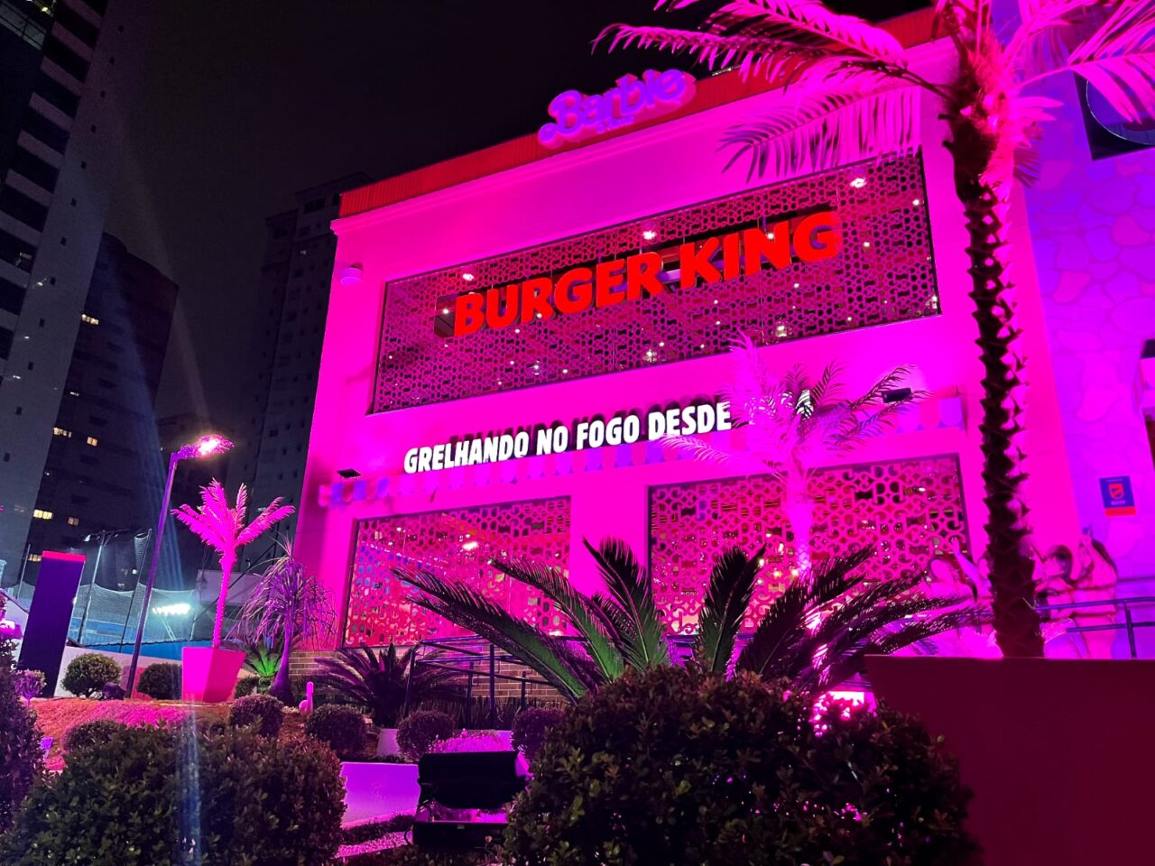 Burger King surpreende com ambiente temático inspirado no filme de Barbie, saiba mais
