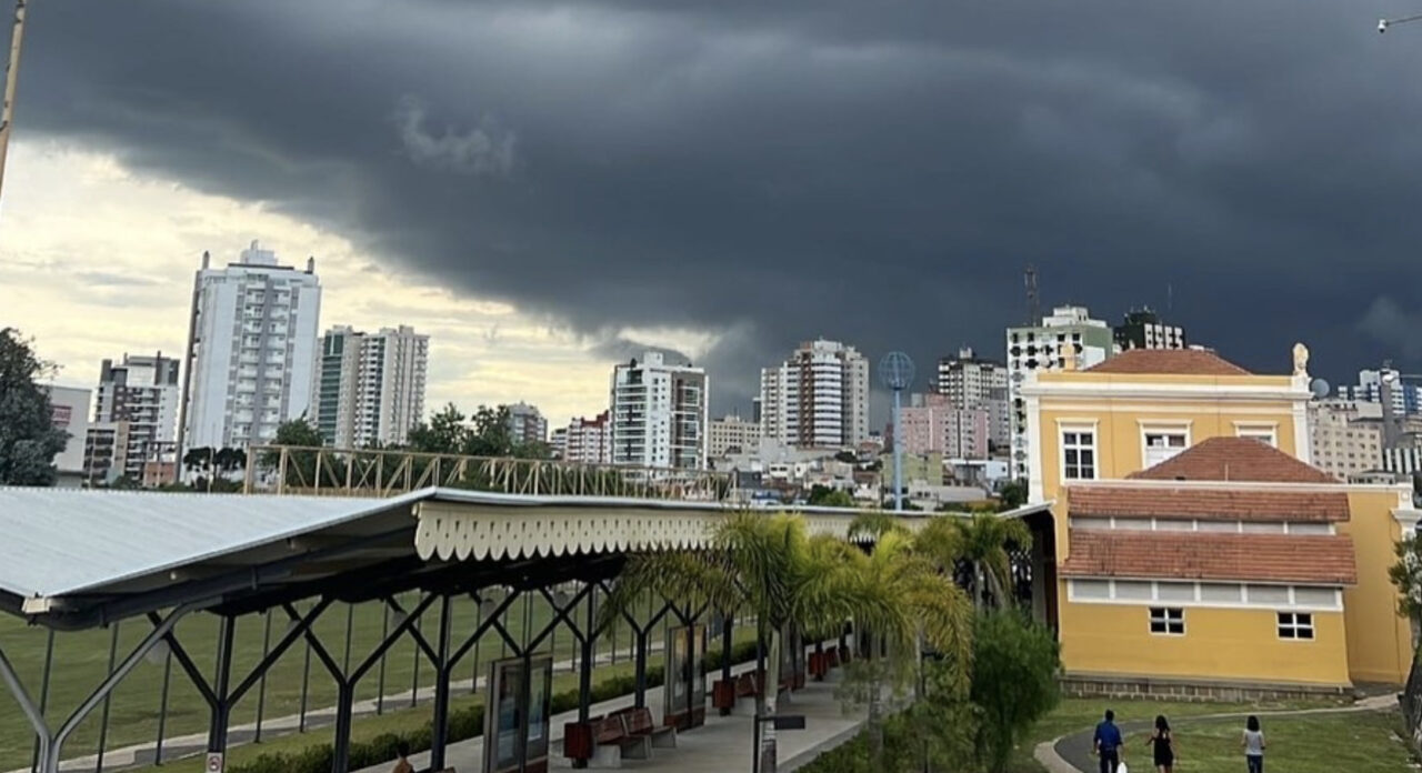 Vai cair um toró? Defesa Civil emite alerta de temporal em Ponta Grossa e região
