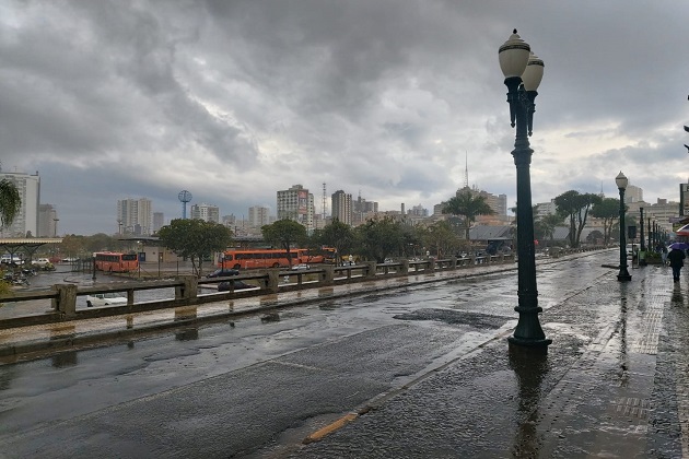 Nova frente fria muda o tempo no Paraná com chuvas e temperaturas mais baixas