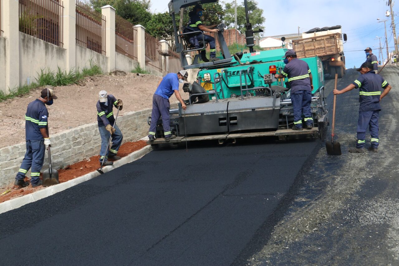Vila Coronel Cláudio recebe asfalto em novos trechos