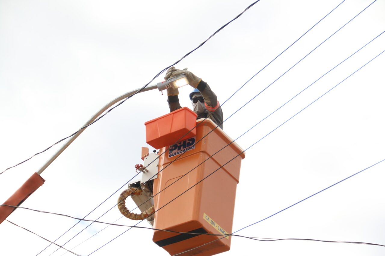 Prefeitura avança a substituição de lâmpadas comuns por LED na Vila Coronel Cláudio