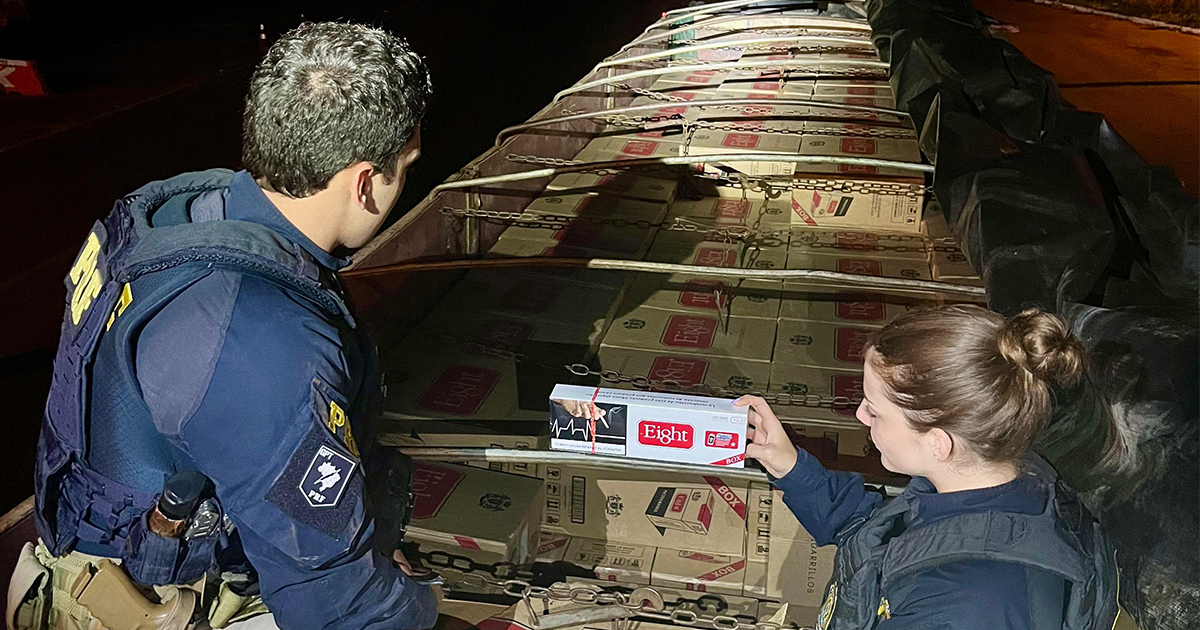 PRF apreende cerca de 400 mil maços de cigarros estrangeiros em Guarapuava-PR