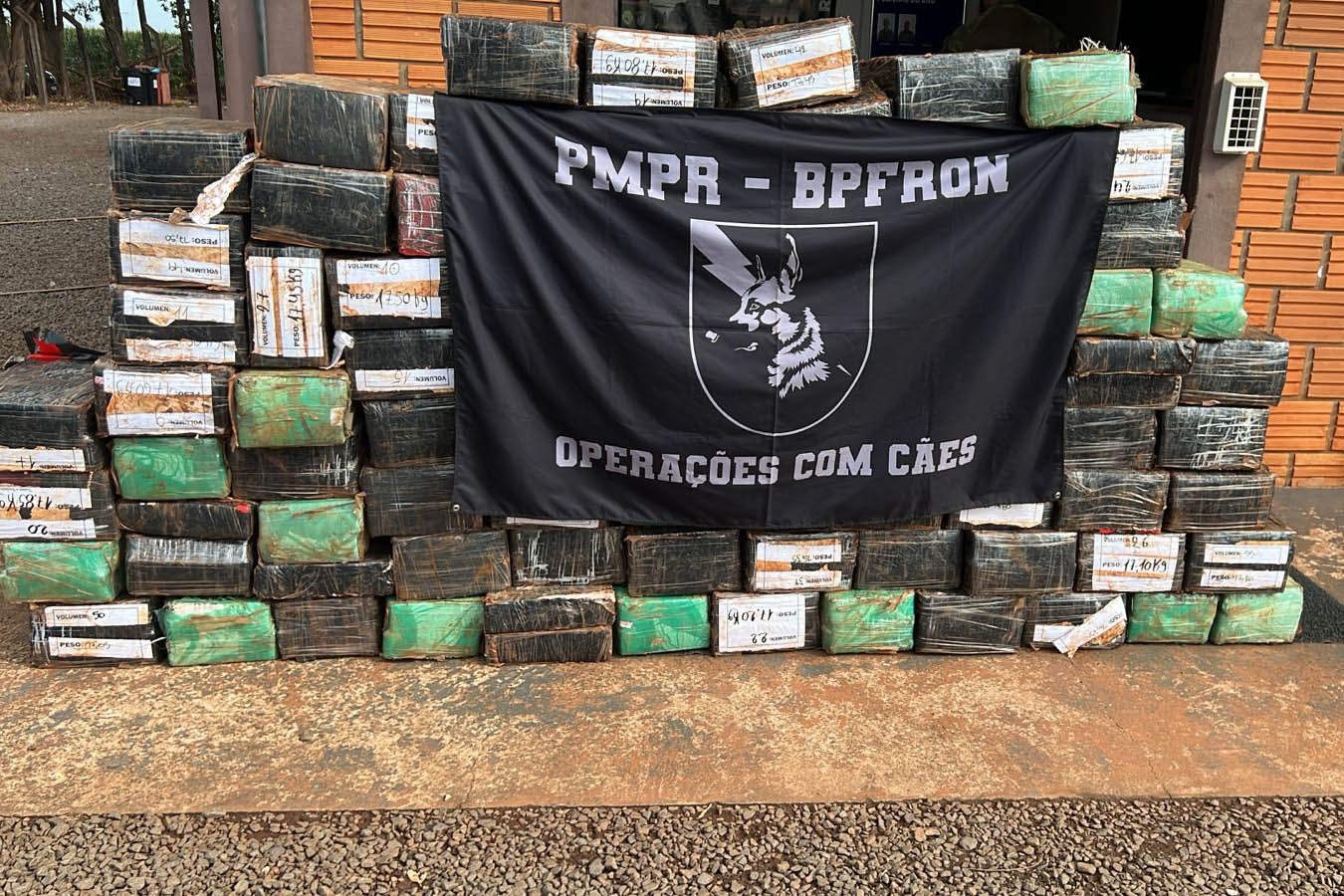 Com apoio de cão, PMPR apreende 1,5 toneladas de maconha no Paraná