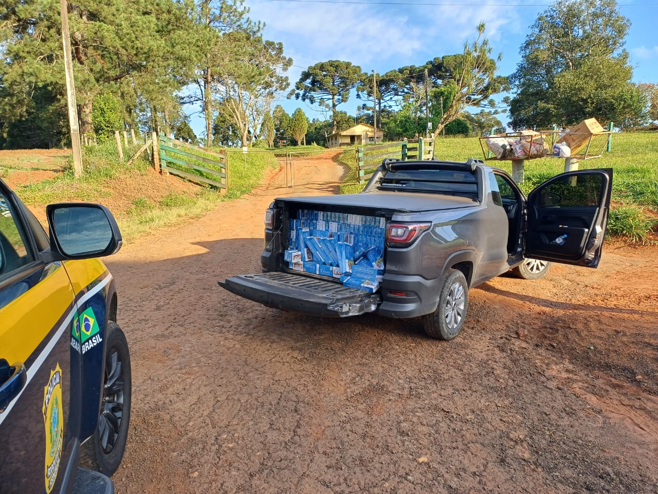 PRF apreende carro transportando 8 mil maços de cigarros na tarde desta quarta (22) na Região dos Campos Gerais
