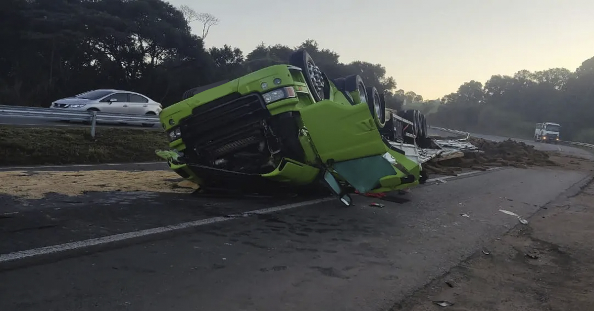 Caminhão capota e deixa motorista morto na PR-151