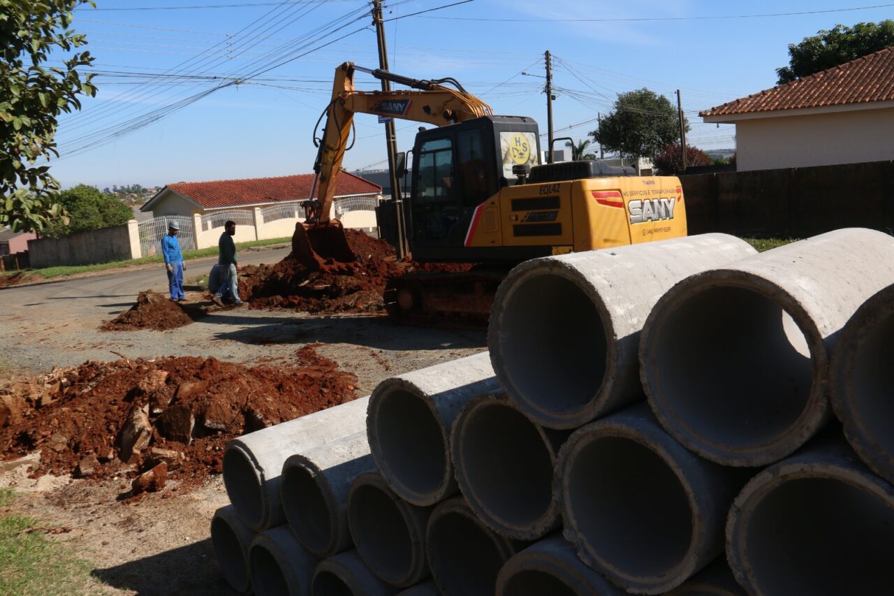 Prefeitura dá início às obras de pavimentação no Jardim Los Angeles