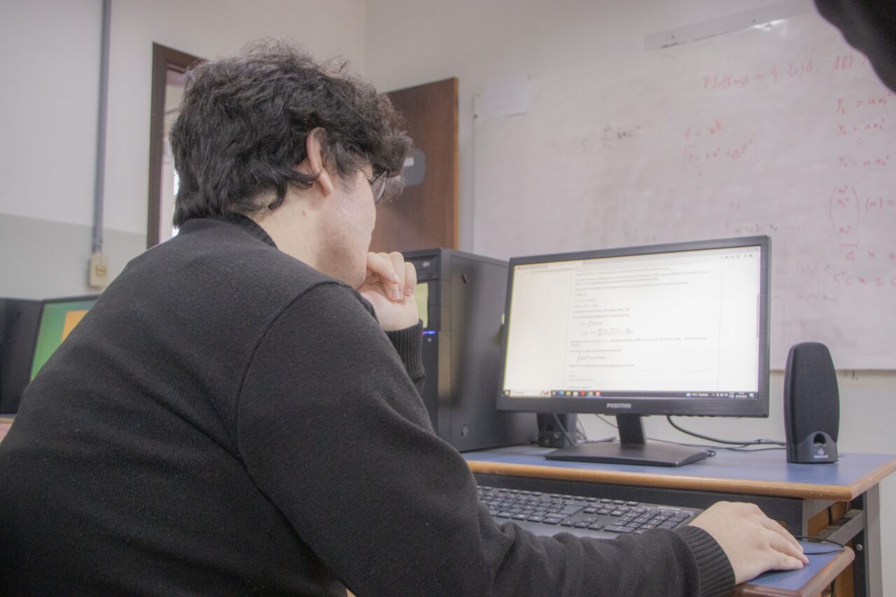 UEPG abre edital com 520 vagas remanescentes em cursos EaD