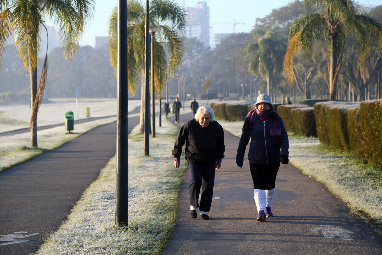 Após manhã mais fria do ano, temperaturas devem cair ainda mais no Paraná