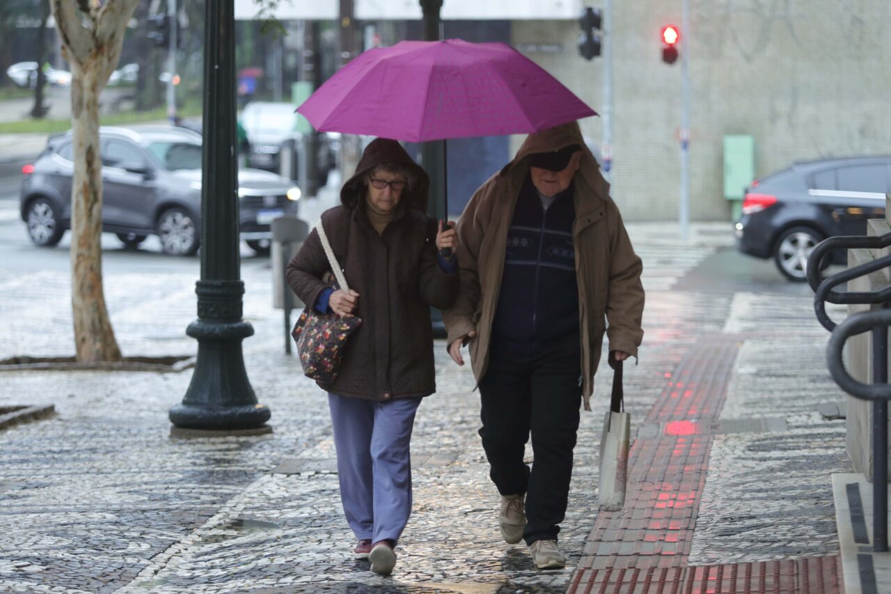 Frio vai até a próxima semana; chuva congelada e neve estão descartadas no Paraná