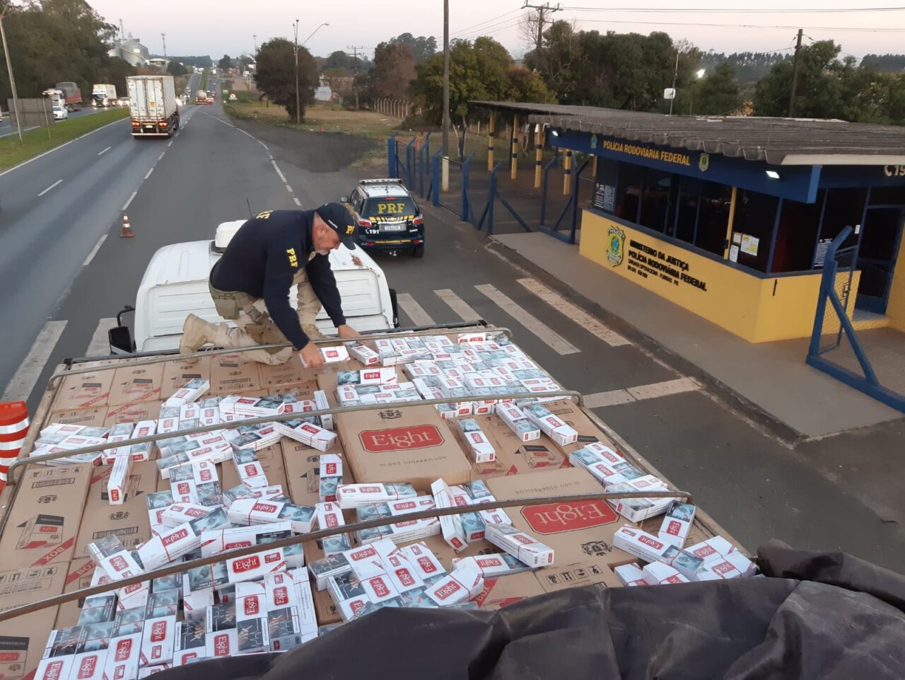PRF apreende 325 mil maços de cigarro contrabandeados na BR-376 em PG