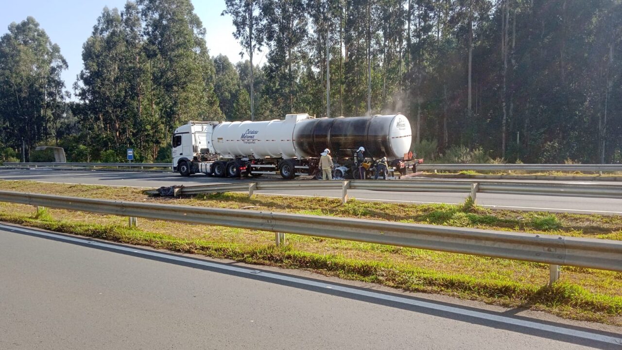 Caminhão tanque com gasolina pega fogo na BR-376 em Tibagi