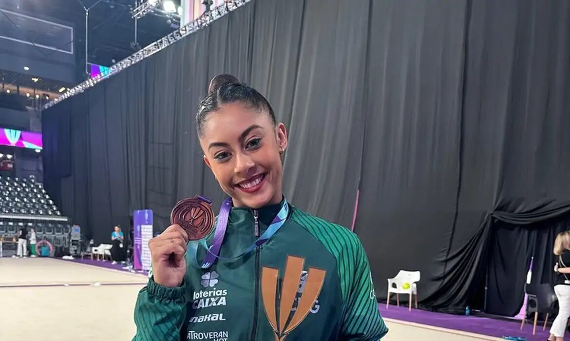Ginasta paranaense Bárbara Domingos fatura bronze em etapa da Copa do Mundo