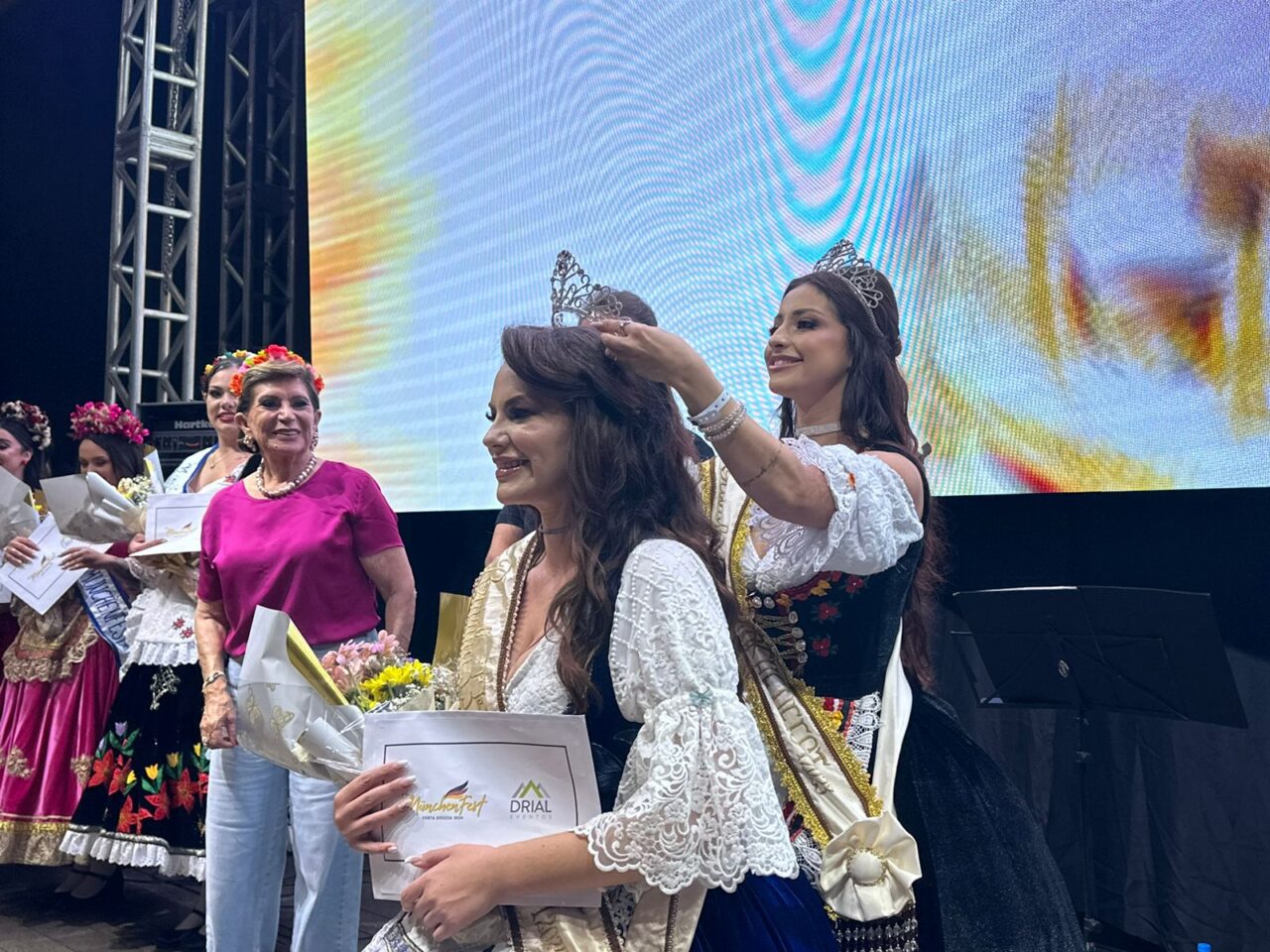 Ponta Grossa conhece a rainha e princesas da 33ª München fest