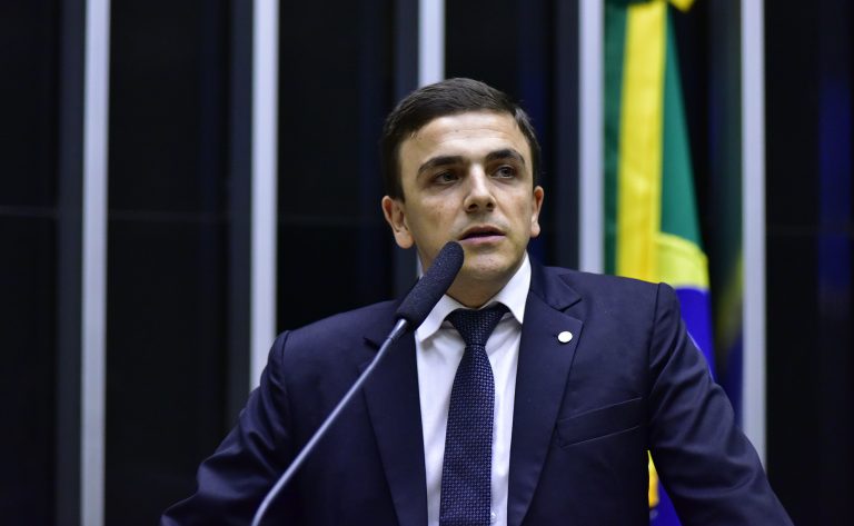 Deputado federal Aliel Machado sofre queda em casa e é atendido pelo Samu