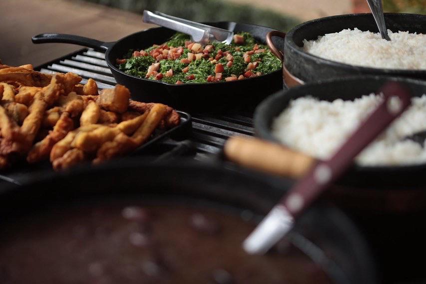 Maverick promove feijoada com chopp artesanal e música ao vivo neste sábado