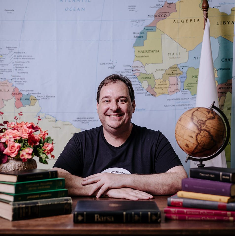 Pontagrossauros recebe Rodrigo Milleo para falar sobre o Cursinho da Imaculada Conceição e seu impacto na educação