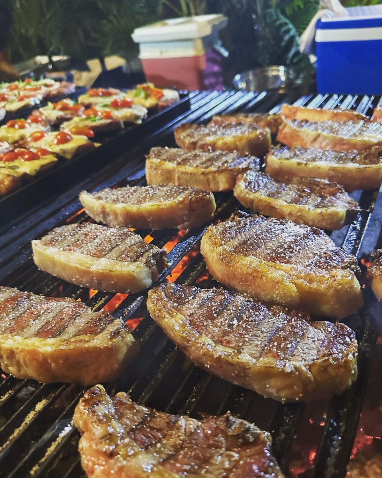 Picanha, pernil e peixe são os destaques do almoço deste domingo na Fazenda Pedra Verde