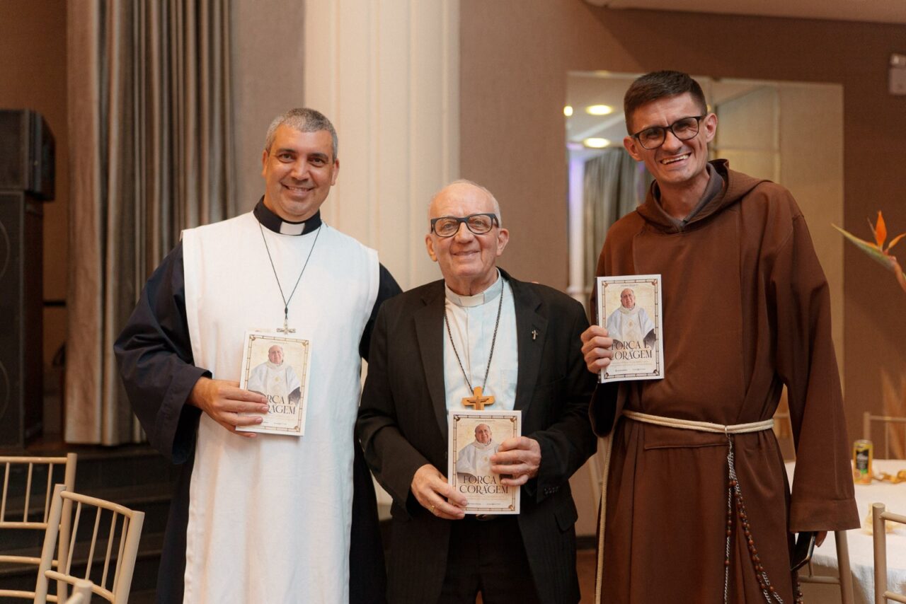 “Força e Coragem”: Biografia de Padre Wilton Lopes é lançada pela Copiosa Redenção em jantar vocacional