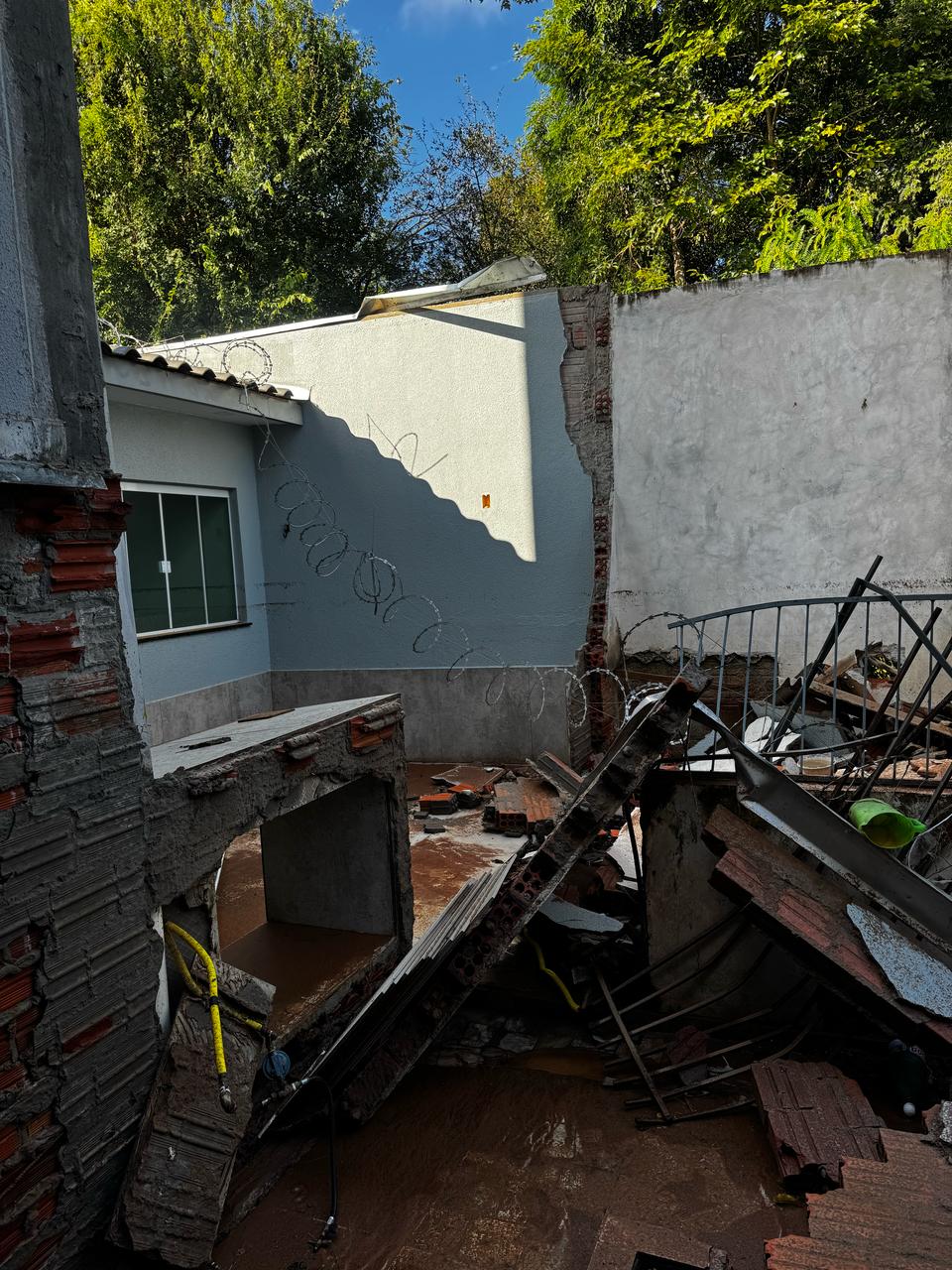 Chuvas intensas provocam alagamentos e desabamentos na cidade