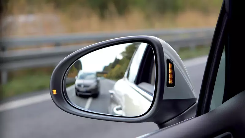 Preciso dar passagem na pista da esquerda se estiver no limite de velocidade da estrada?