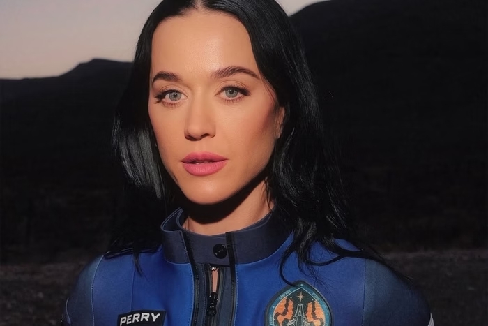 Katy Perry realiza sonho de infância e viaja ao espaço