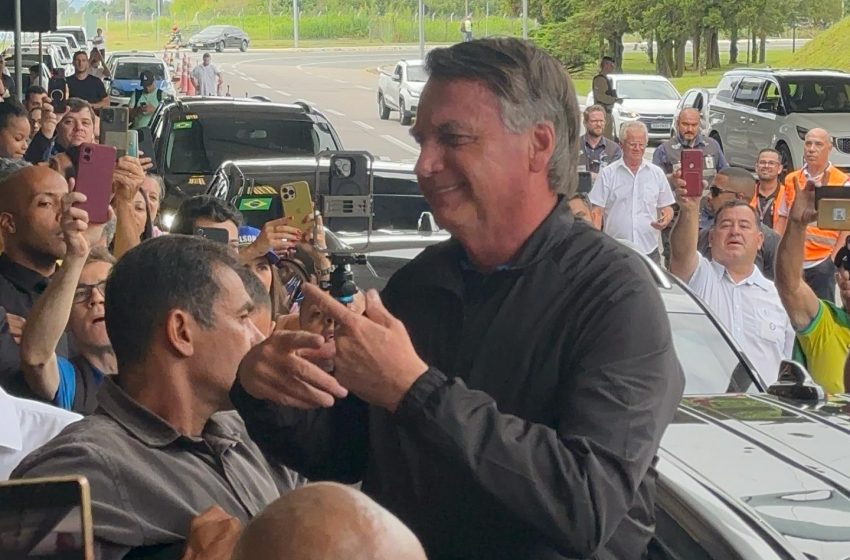 Bolsonaro é recebido por apoiadores em Curitiba