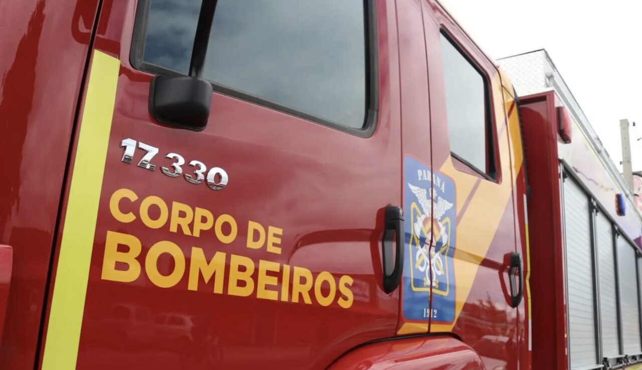 Fogo atinge prédio abandonado no centro de Ponta Grossa durante a madrugada