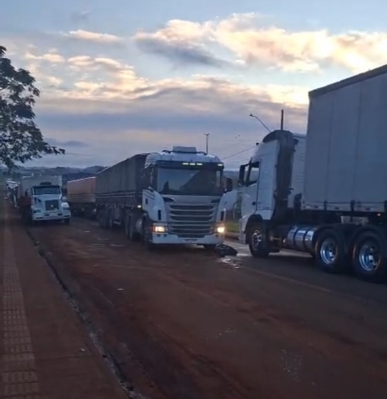 Caminhoneiros brigam por causa de fila e dois acabam mortos a facadas em Ponta Grossa