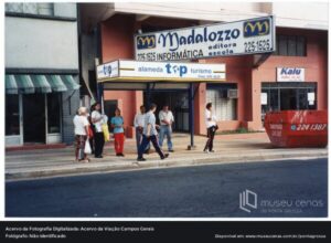 Ponto de ônibus no centro de PG