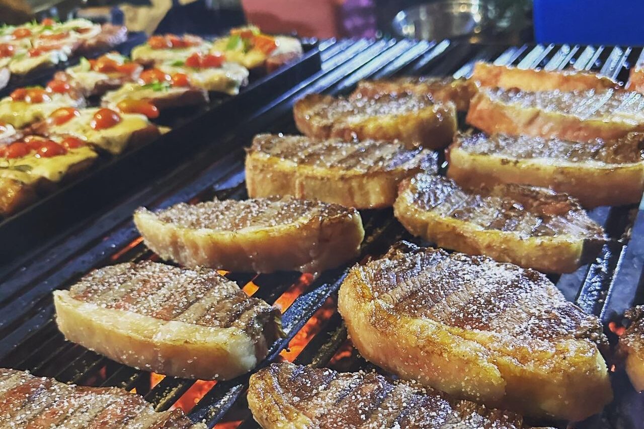 Picanha, alcatra ao molho madeira e peixe empanado no almoço de domingo da Fazenda Pedra Verde