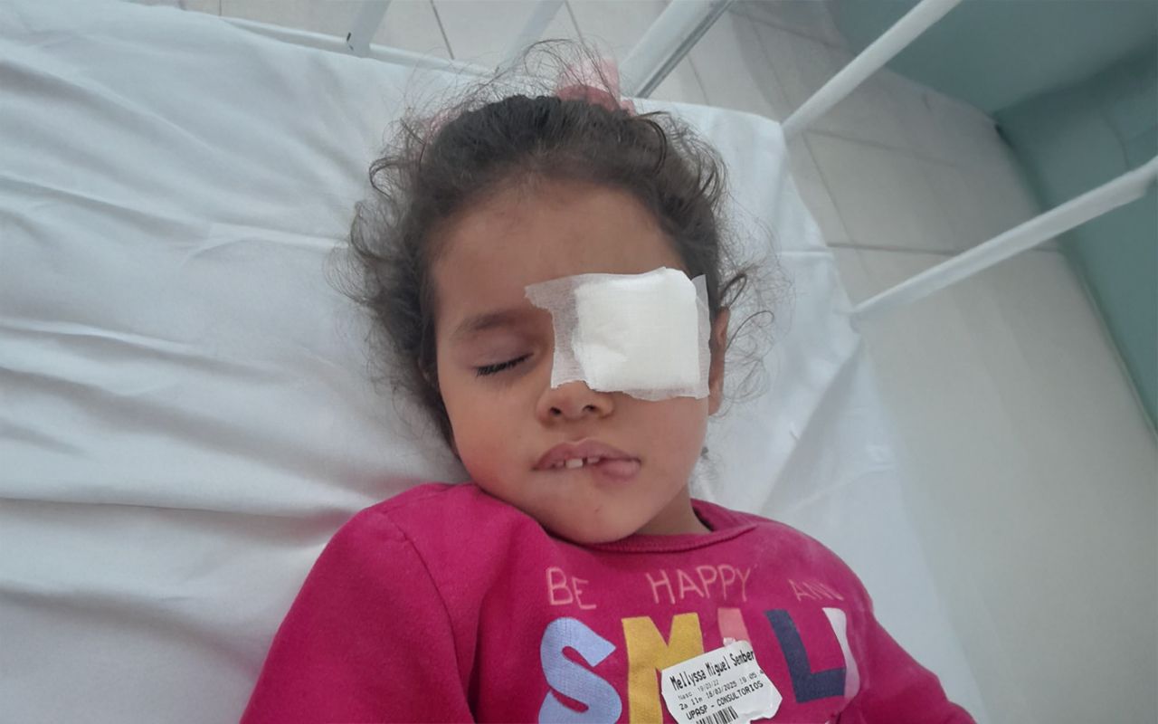 Criança de três anos precisa de cirurgia urgente para não perder a visão