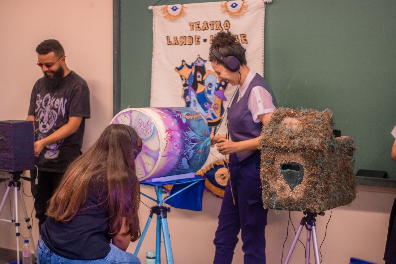 Motirõ leva teatro lambe-lambe às praças de Ponta Grossa