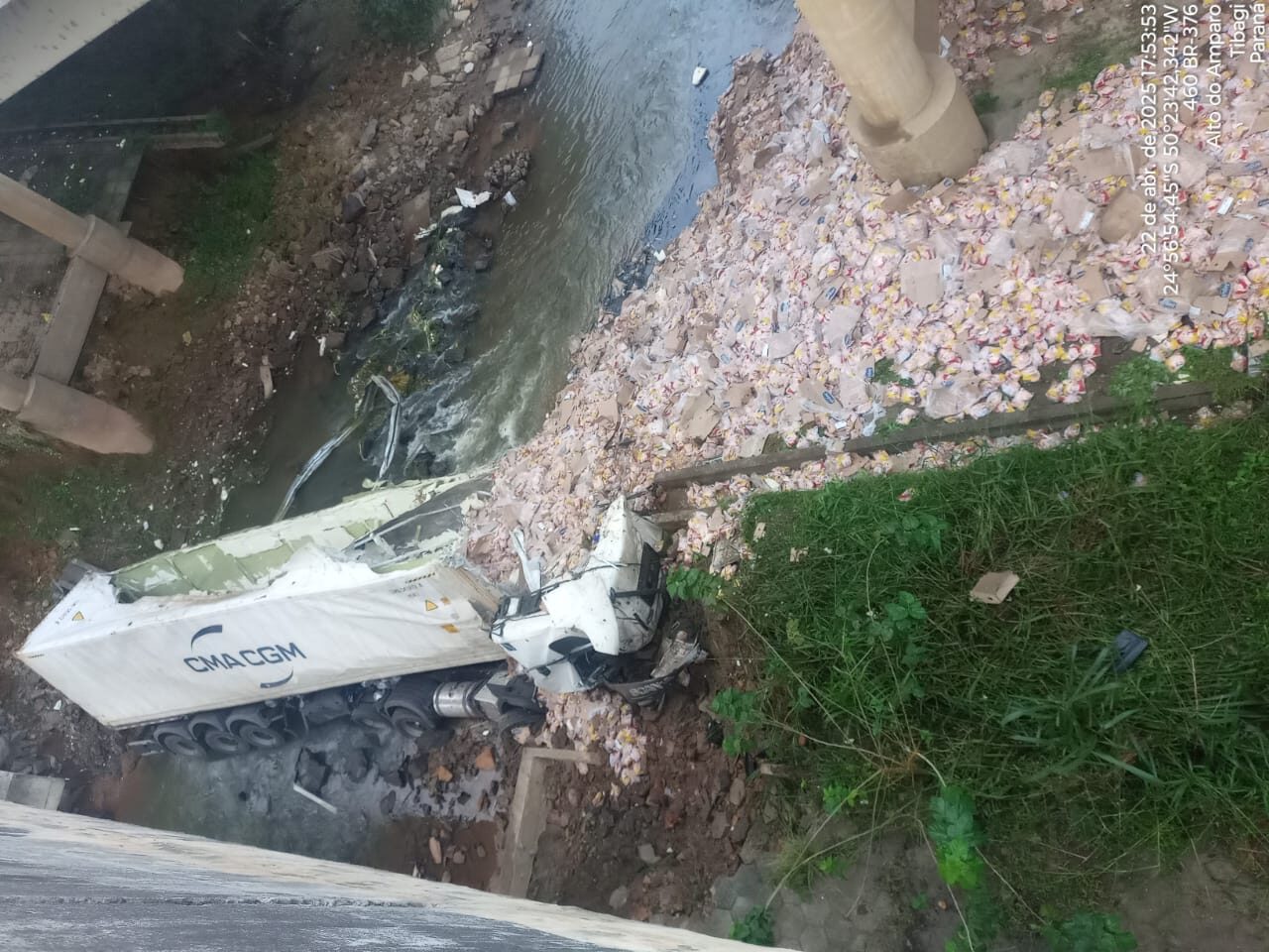 Caminhão cai de ponte na BR-376 em Ponta Grossa e motorista morre no local