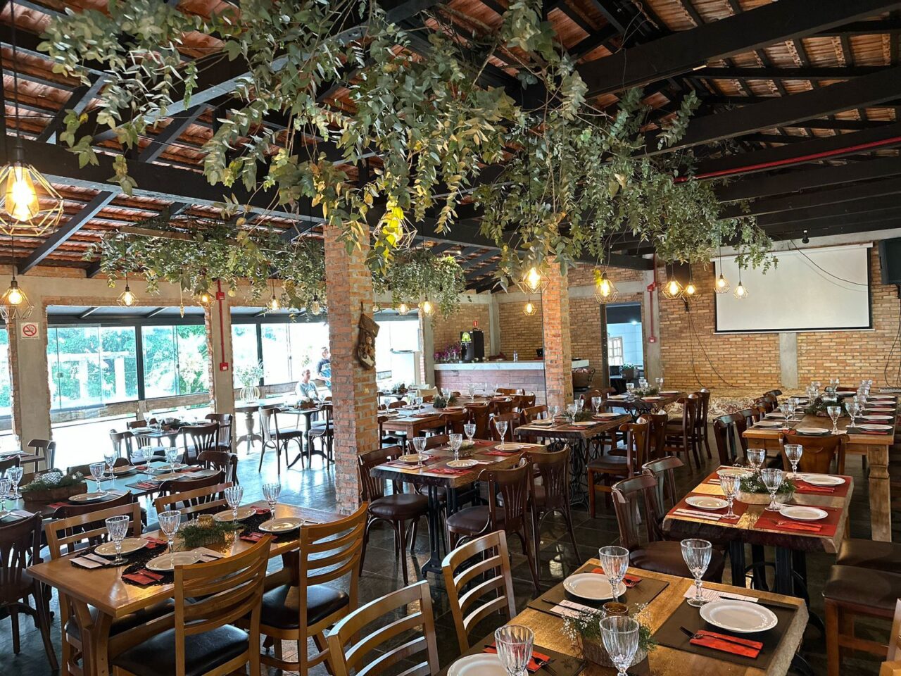 Maverick prepara o almoço de domingão, com fraldinha, feijão tropeiro e chopp à vontade