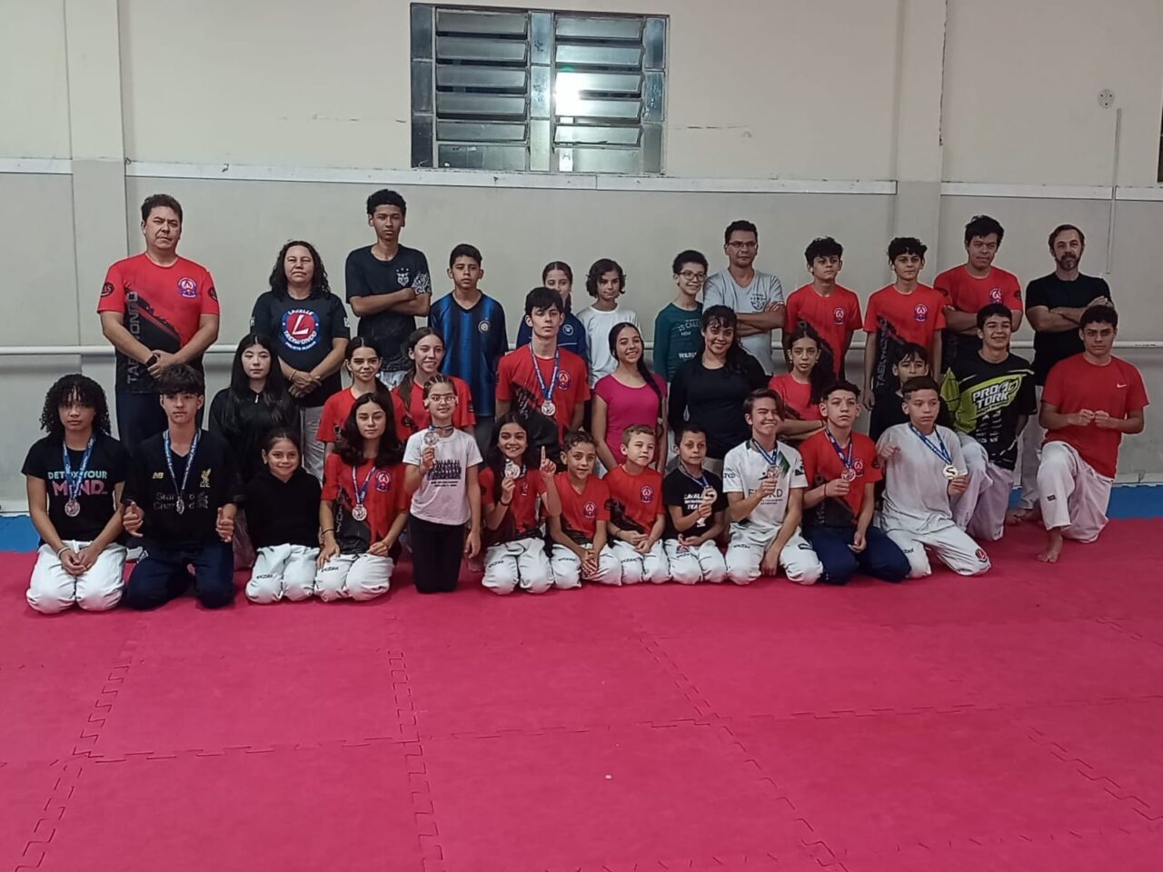 Projeto social de Ponta Grossa conquista 17 medalhas em maior competição regional de taekwondo