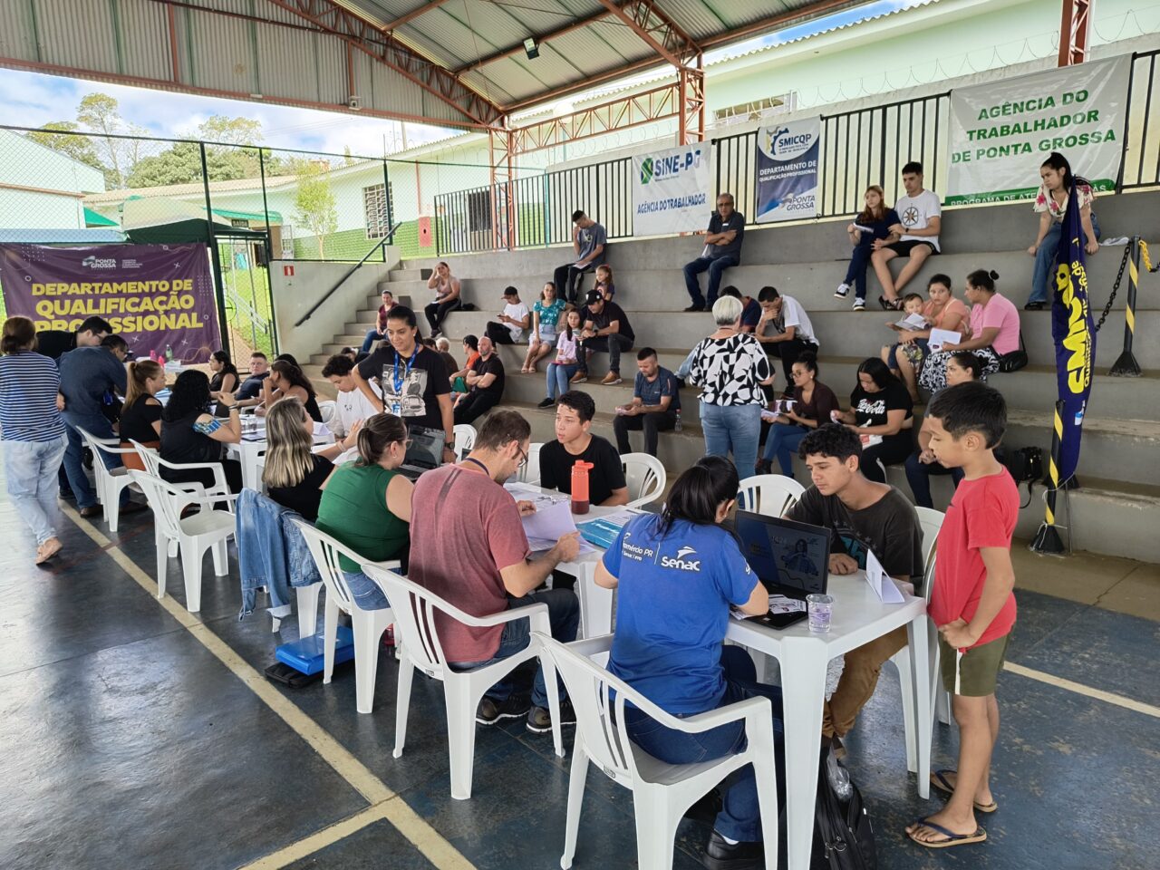 Agência do Trabalhador atende mais de 200 pessoas em ação no bairro de Uvaranas