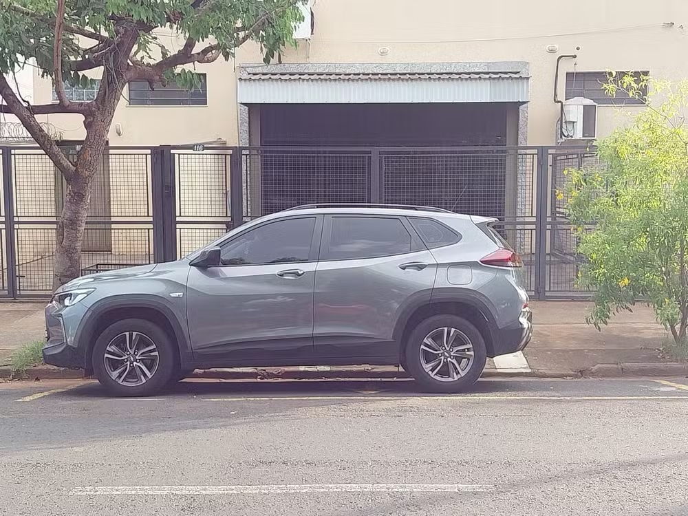 Menino de três anos morre após ser esquecido dentro do carro pela tia que o levaria à escola