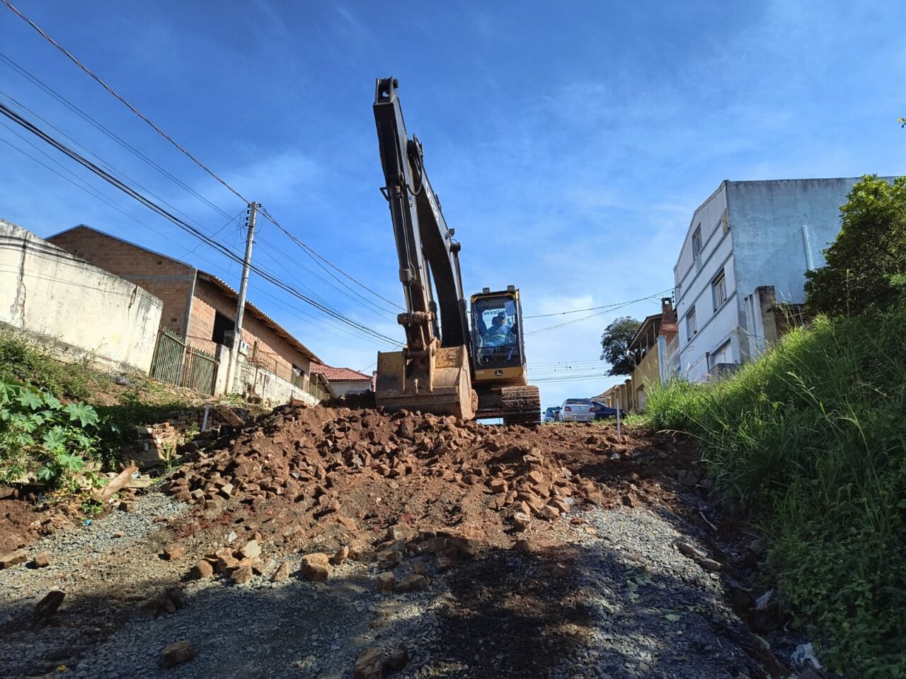 Após 100 anos de espera, pavimentação começa nas vilas Elvira e 26 de Outubro