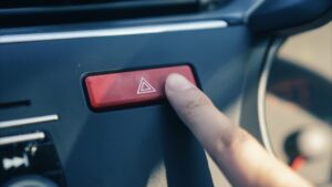 Pontagrossauro do pisca-alerta: você sabe quando deve acionar?