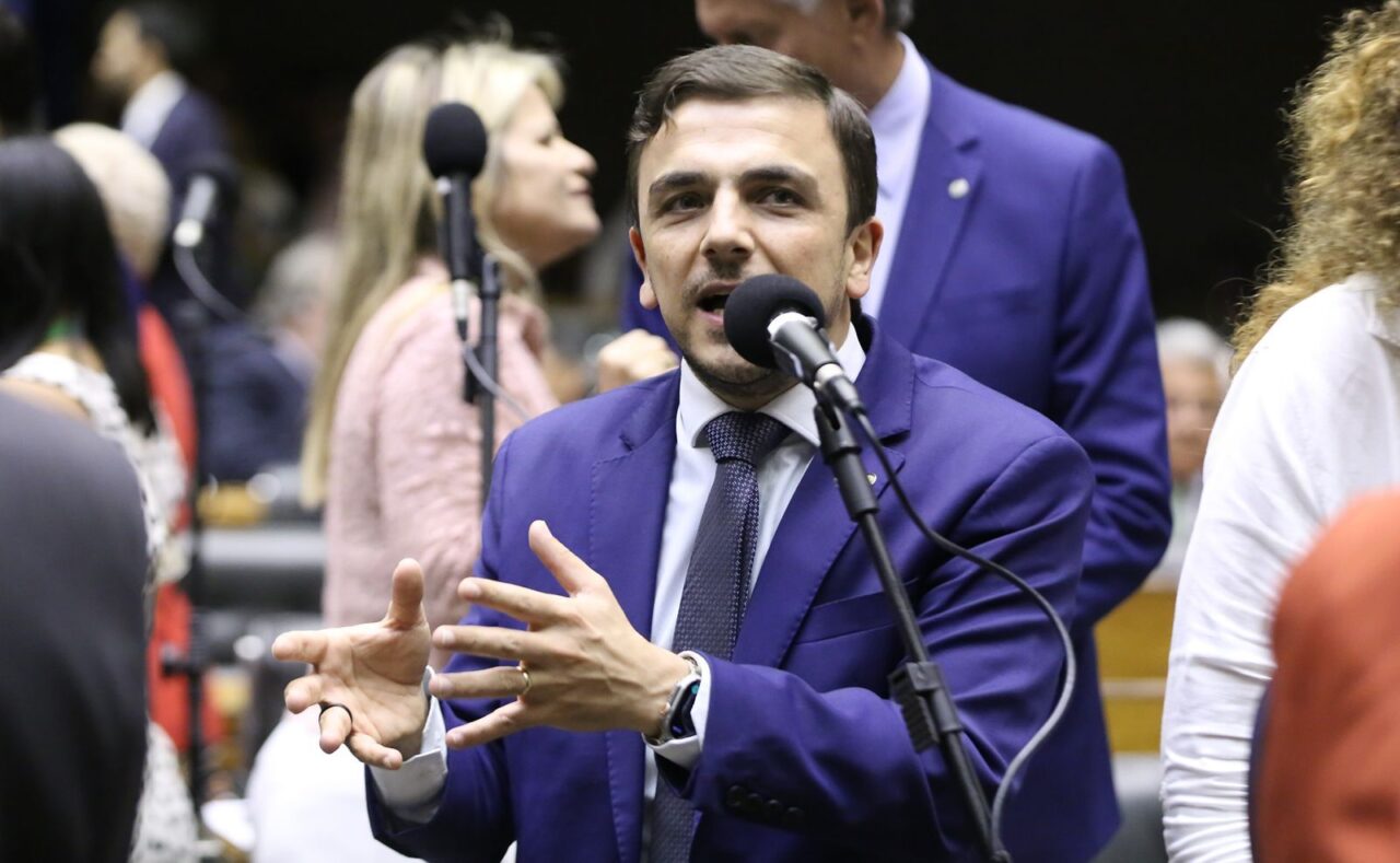 Aliel Machado se posiciona contra aumento no número de deputados federais