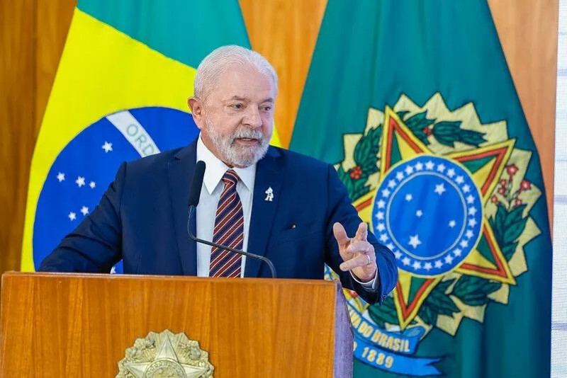 Lula assina MP que garante conta de luz gratuita para 60 milhões de pessoas