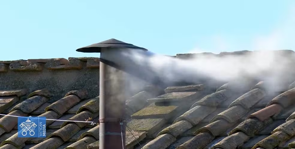 Fumaça branca: novo Papa é eleito no Conclave de 2025