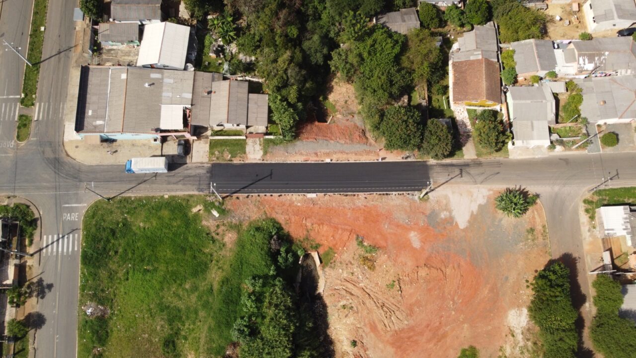 Cratera no Los Angeles é fechada e rua recebe novo asfalto