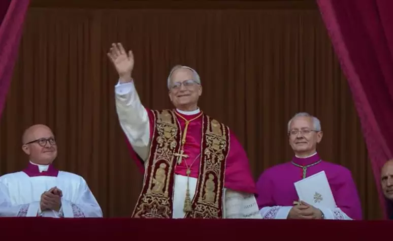 Novo Papa faz primeira aparição na sacada da Basílica de São Pedro