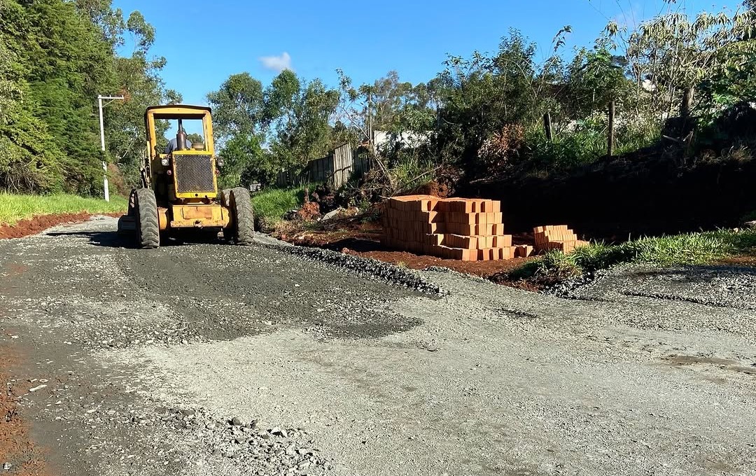 Manutenção de estradas rurais avança em cinco regiões de Ponta Grossa