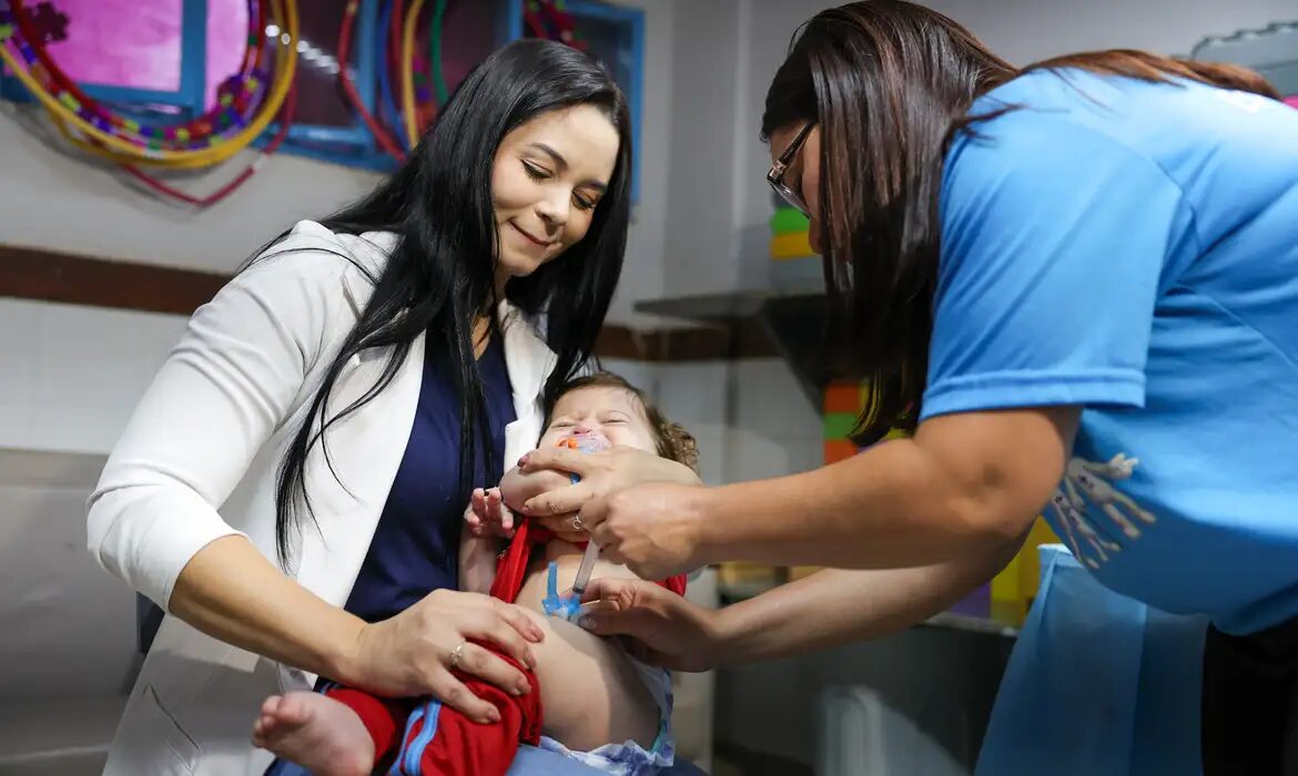 Vacinação avança, mas ainda enfrenta obstáculos no Brasil