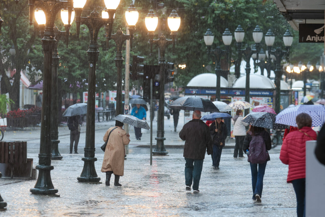 Frente fria traz chuva e queda de temperatura nos Campos Gerais e outras regiões do Paraná