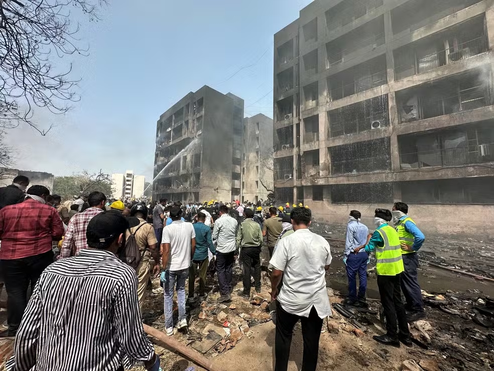 Avião com 242 pessoas cai na Índia; ao menos um sobrevive